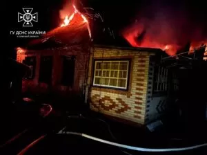 Полум'я охопило покрівлю