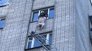 Чоловіка тримають рятувальники та копи