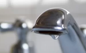 Ліквідують прорив водомережі