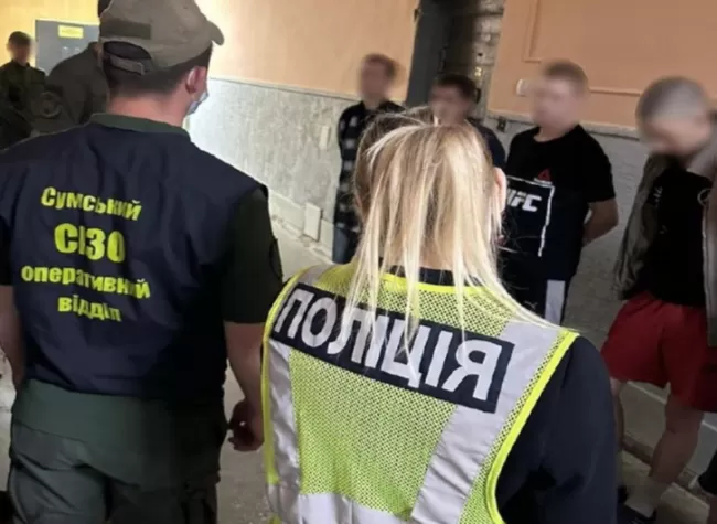 У Сумах правоохоронці викрили шахрая, що ошукав українців сидячі в СІЗО