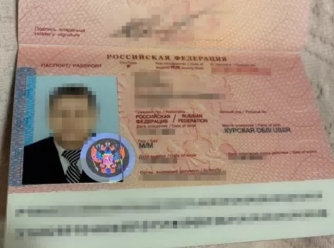На Сумщині затримали екс-регіонала за колабораційну діяльність та злиття інформації про ЗСУ. Про це повідомляє Сумська облпрокуратура, пишуть Суми24. Облпрокуратура затримала 62 річного чоловіка, що народився у росії, але вже багато років мешкав на Сумщині. Він збирав інформацію про ЗСУ та зливав її своєму товаришу з ФСБ. Під час обшуку у нього вилучили паспорт громадянина РФ, партійний квиток Партії регіонів, та докази передачі інформації. Тепер фігуранту повідомили про підозру за статтею 111 КК України та заарештували без права внесення застави.