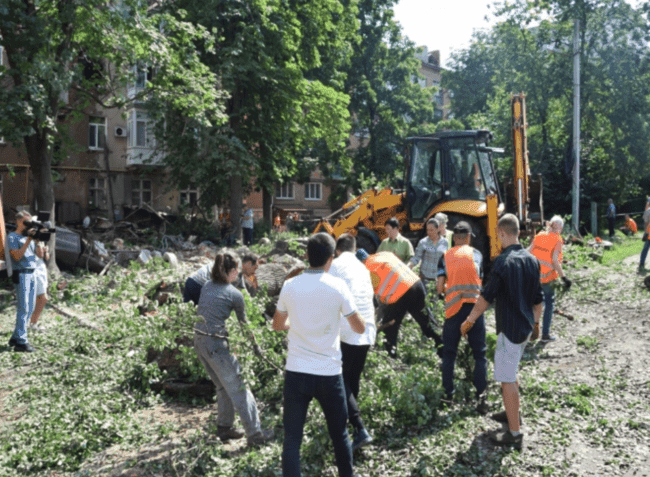В Сумах продовжують ліквідувати наслідки ворожої атаки 3 липня