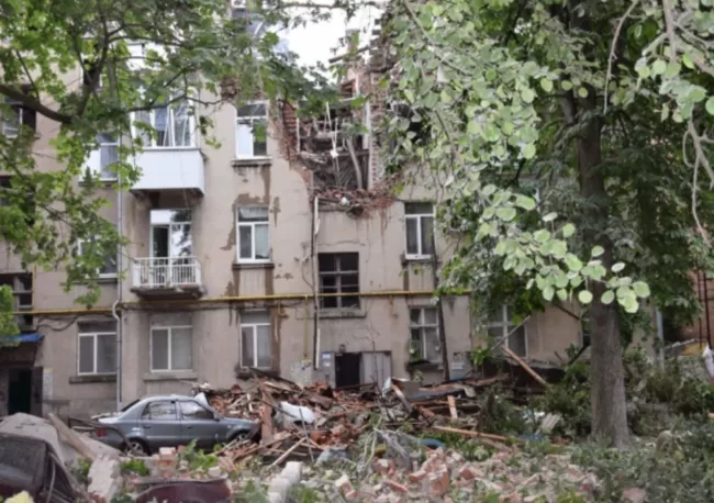 В Сумах демонтують зруйнований рашистськими БПЛА будинок