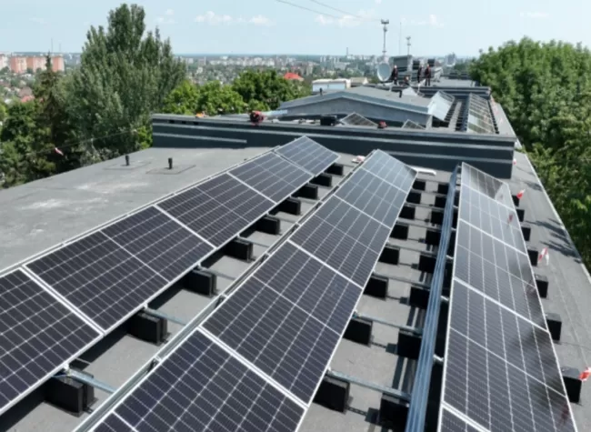 В Сумах в міській центральній лікарні встановили сонячні панелі