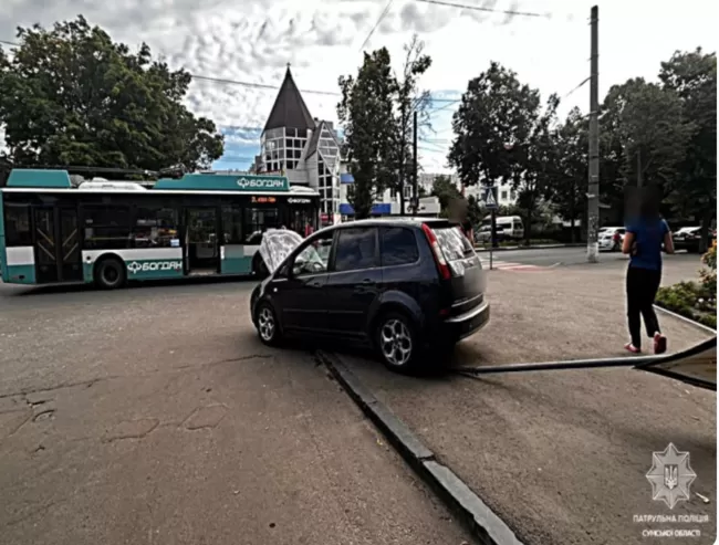 ДТП в Сумах: автівка врізалася у тролейбус, постраждала 61 річна пасажирка тролейбуса