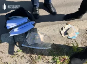 ДБР в Сумах заарештувало поліціянта, який вимагав хабар у військовослужбовця