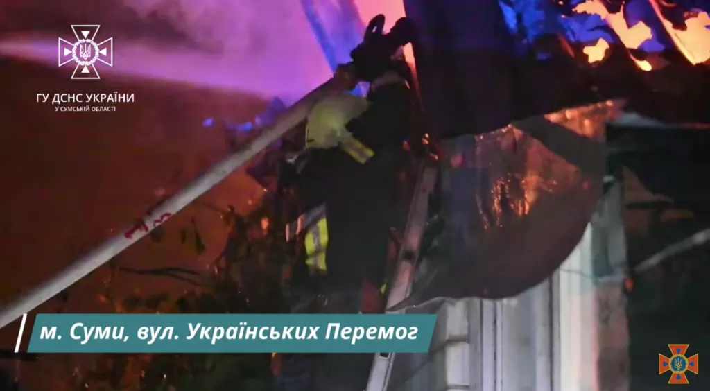 Дві пожежі в Сумах виникли після влучання блискавок під час нічної негоди