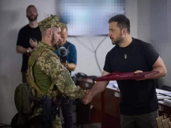 Майор з Сумщини отримав звання Героя України та орден "Золоту Зірку" з рук Володимира Зеленського