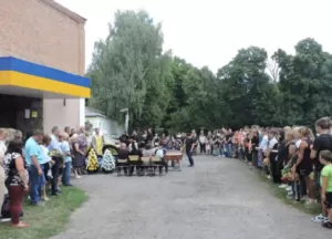 В Ромнах поховали директора школи, що загинула внаслідок влучання рашистського БПЛА