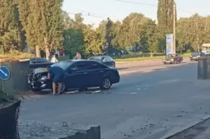 ДТП на Харківській: в Сумах автівка врізалася у габіон