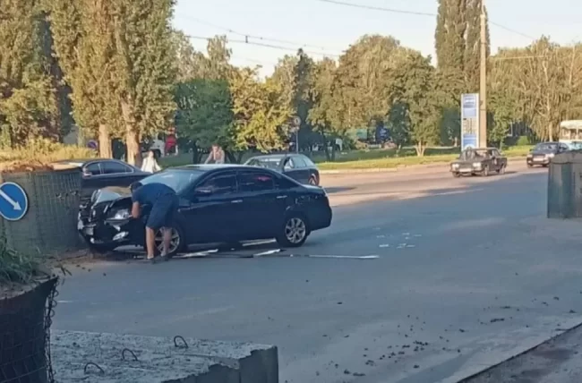 ДТП на Харківській: в Сумах автівка врізалася у габіон