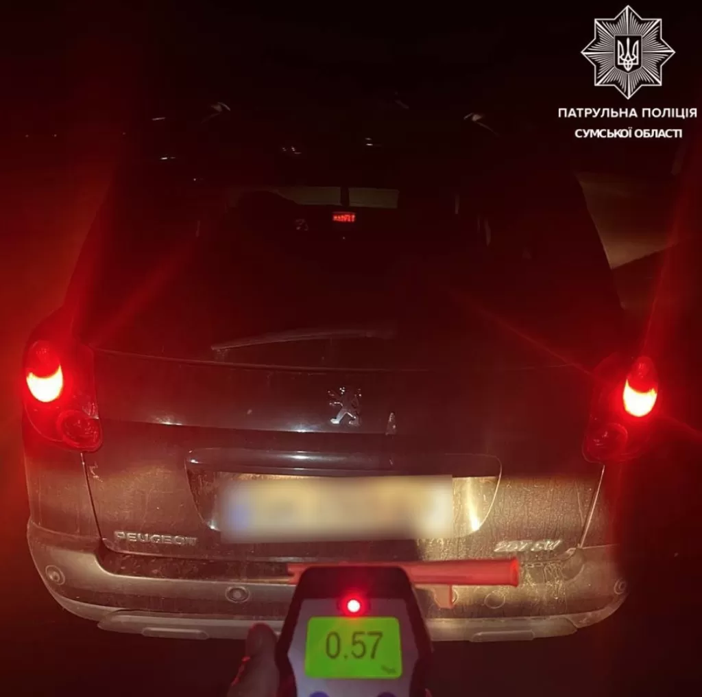 В Сумах патрульні зупинили водія у стані алкогольного сп'яніння, який порушив комендантську годину та й ще мав заборону на керування автівкою