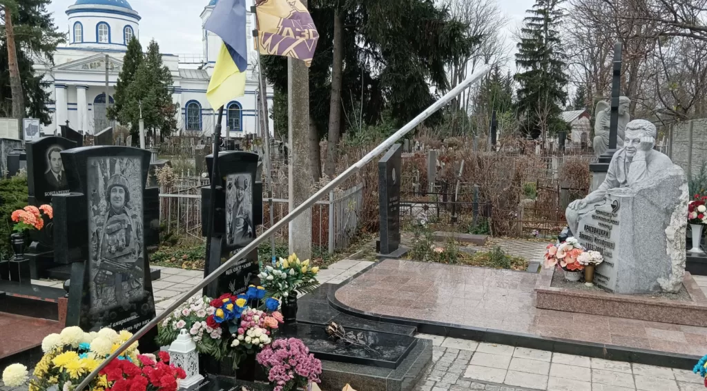 В Сумах з могил героїв на Алеї Слави зірвали прапори