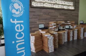 ЮНІСЕФ передало понад 1000 ноутбуків учням, які навчаються у 5 кілометровій зоні на Сумщині