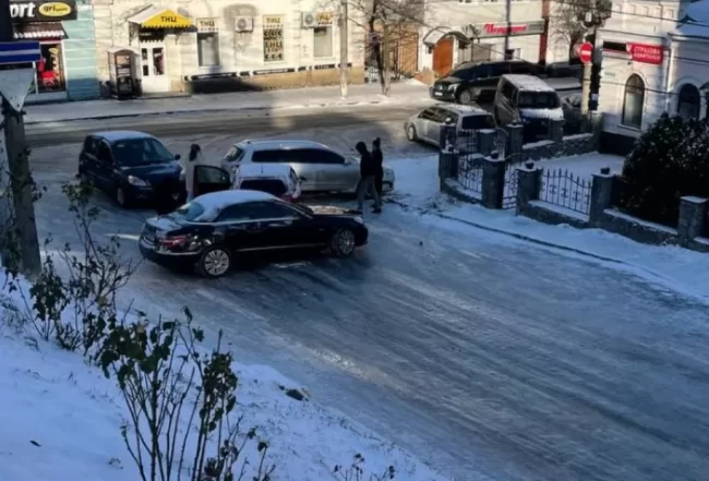 В Сумах внаслідок ожеледиці сталося 4 ДТП в одному місці