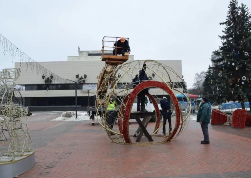 В Сумах на Театральній прикрасили ялинки та встановили святкову інсталяцію