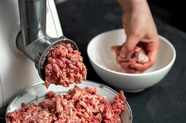 Мясорубка - идеальное сочетание качества и удобства / Фото: mdjaff freepik.com