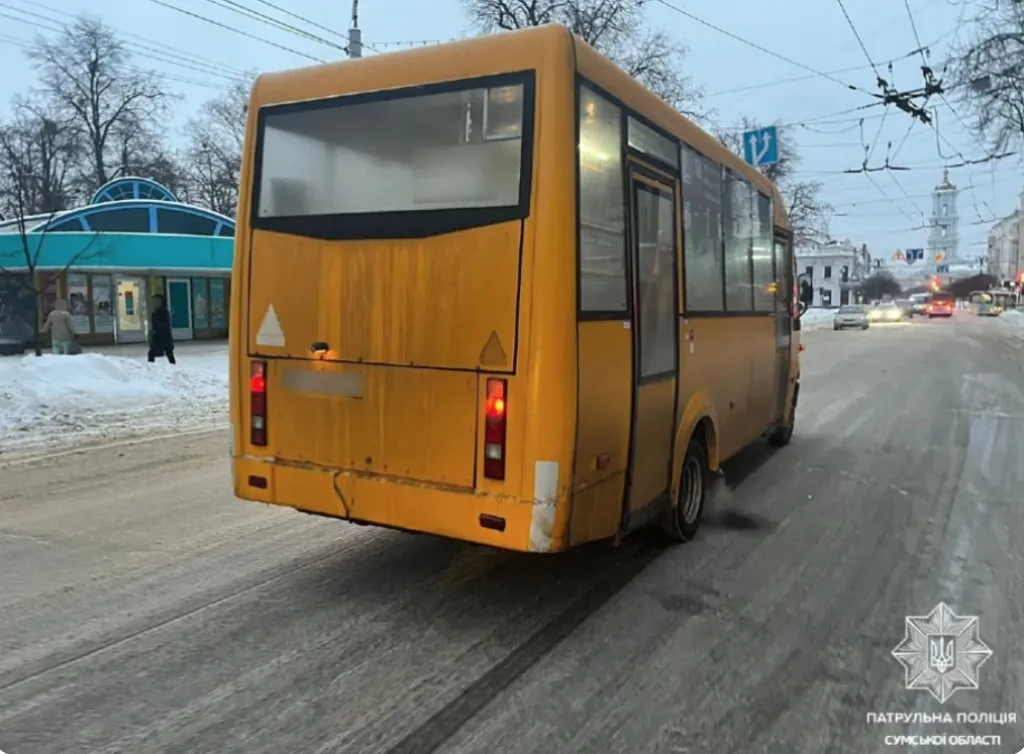 В Сумах на вул.Петропавлівській сталася ДТП: маршрутка збила жінку