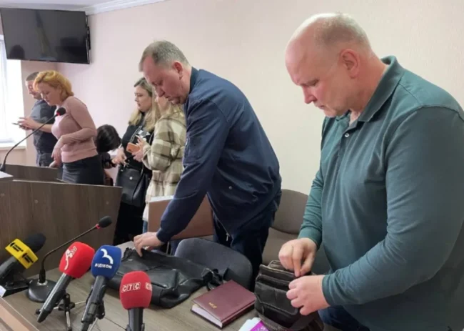Відбулося перше слухання у суді з приводу поновлення хабарника Лисенка на посаді мера