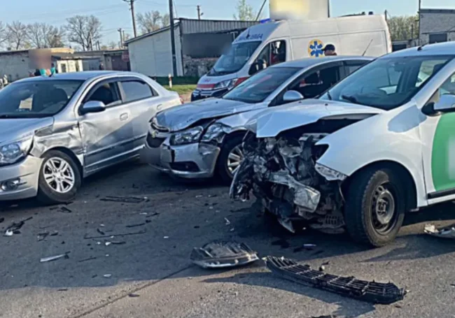 В Сумах сталася потрійна ДТП через таксі