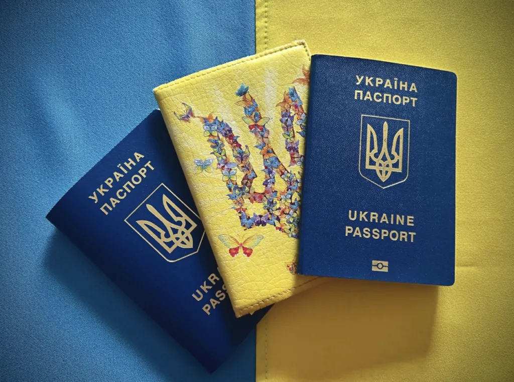 Чому чоловікам, які мають два громадянства, заборонено виїзд з України