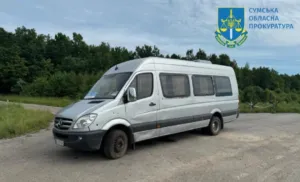На Сумщині рашисти поранили трьох цивільних: вони атакували дроном автобус з людьми