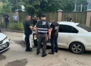 В Сумах ДБР затримало правоохоронця, який займався збутом зброї