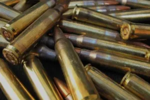 В Сумах чоловік знайшов у річці запас боєприпасів