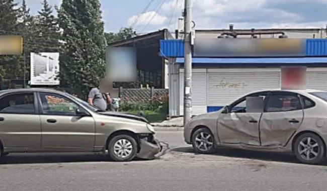 ДТП на Чернігівській: Хюндай зіткнувся з Ланосом