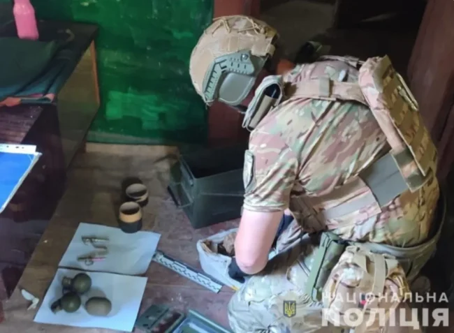 На Сумщині в покинутій будівлі виявили цілий арсенал боєприпасів