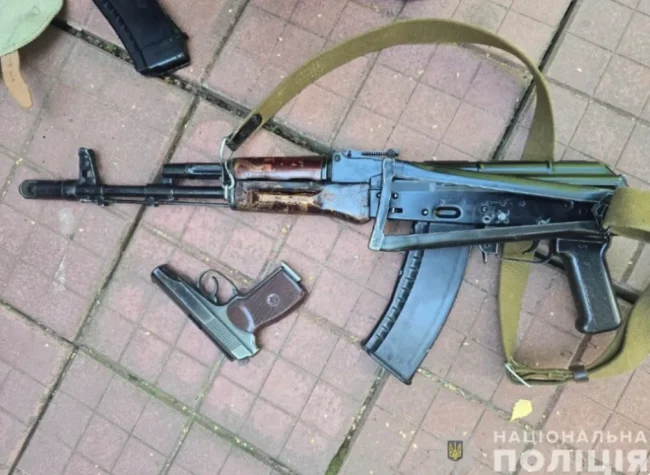На Сумщині у пенсіонера знайшли цілу купу зброї