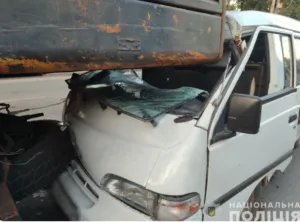 В Сумах сталася моторошна ДТП: мікроавтобус зіткнувся з екскаватором