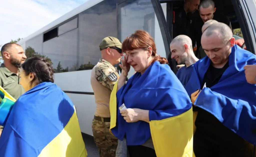 Знову додому: Україна звільнила ще 49 військових, включаючи оборонців "Азовсталі"
