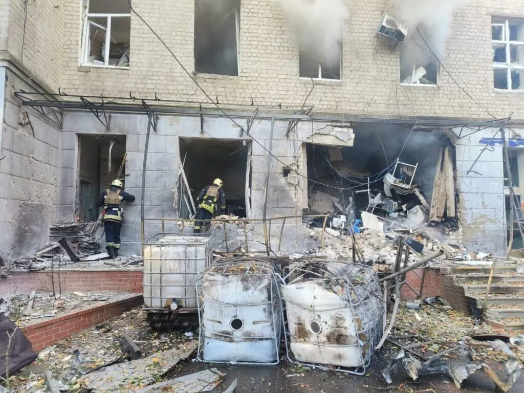Ворог спрямував шахеди по медзакладу в Сумах: 8 осіб загинуло