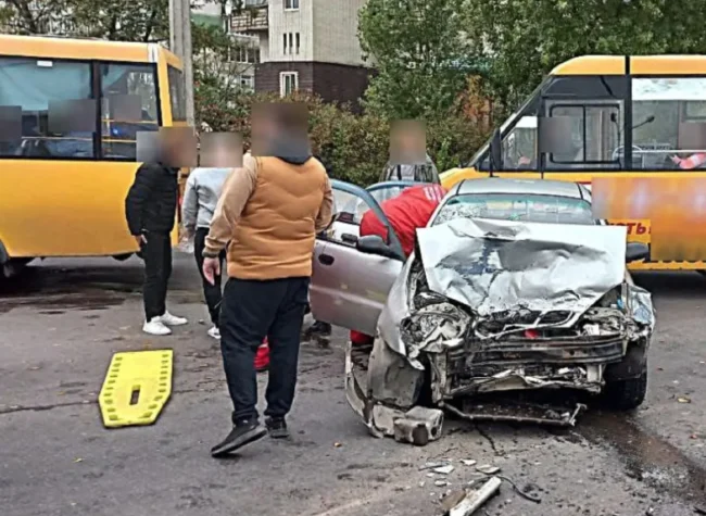 В Сумах трапилася ДТП через п'яничку за кермом дорогої автівки