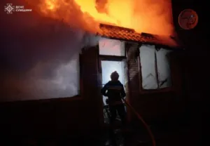 Сьогодні вночі у приватному секторі в Сумах сталася масштабна пожежа