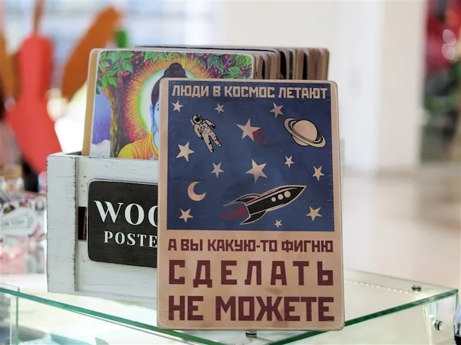 Купить деревянный постер в кафе: стильный способ украсить интерьер