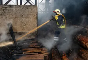 У Сумах загасили пожежу на деревообробному підприємстві