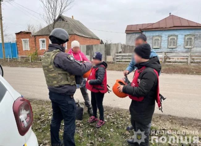 Правоохоронці Сумщини евакуювали родину з дітьми з-під обстрілів