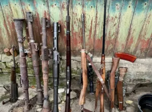 На Сумщині у пенсіонера знайшли цілий арсенал зброї