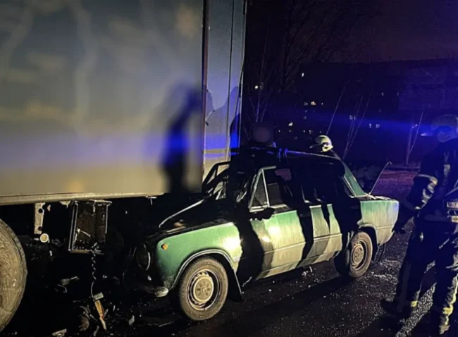Автівка влетіла у вантажівку: в Сумах у ДТП постраждав водій