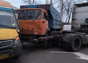 В Сумах сталася ДТП: зіткнулися маршрутка та вантажівка