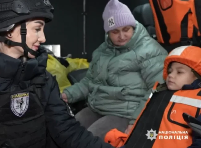 Спецпідрозділ "Білий янгол" рятує людей на Сумщині: з-під обстрілів вивезли родину з дітьми та літнього чоловіка