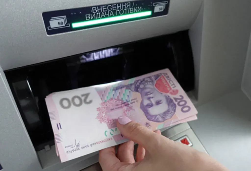 Банки посилюють контроль: зняття готівки може стати причиною блокування картки