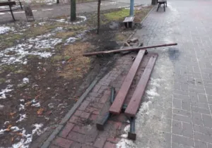 В Сумах вандали спотворили Покровський сквер