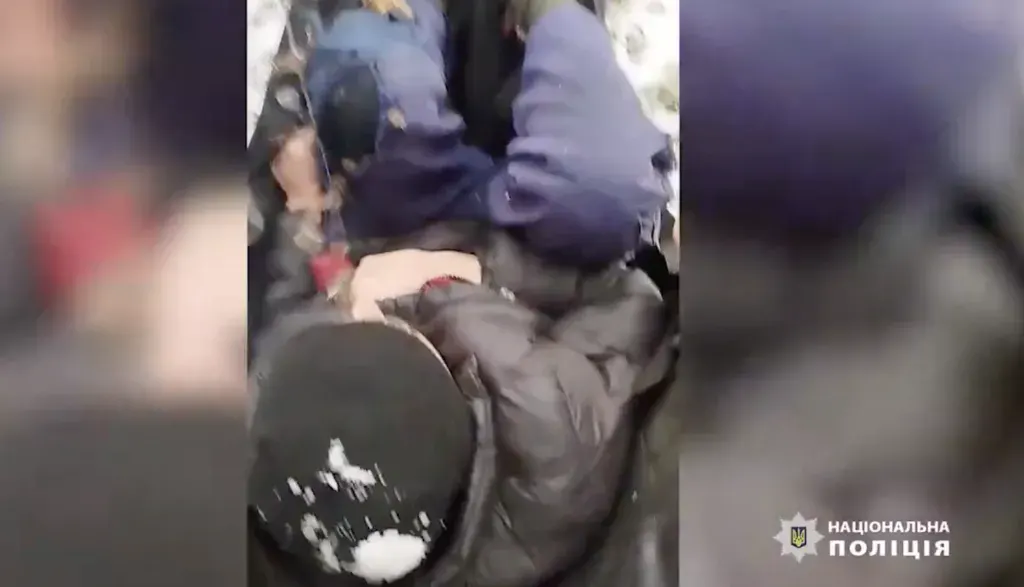 На Сумщині правоохоронці врятували чоловіка, який підірвався на міні