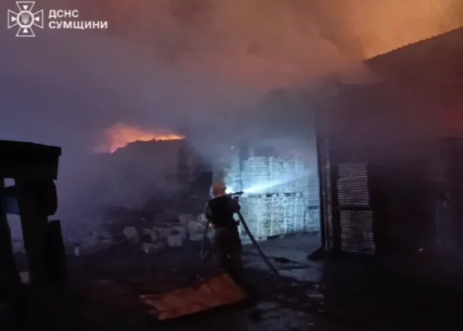Після ворожої атаки на Сумщину тривають роботи з ліквідації масштабної пожежі