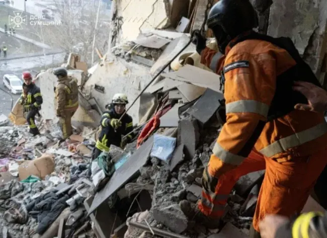 Кількість жертв в Сумах зросла: з-під завалів деблокували ще тіла загиблих