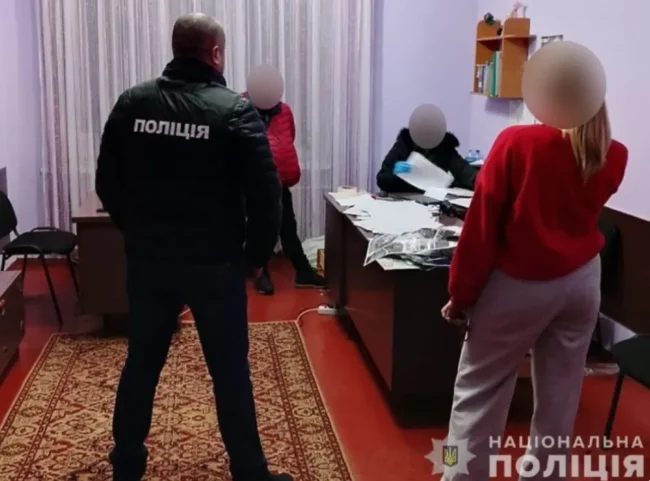 На Сумщині викрито заступницю директора училища на хабарництві