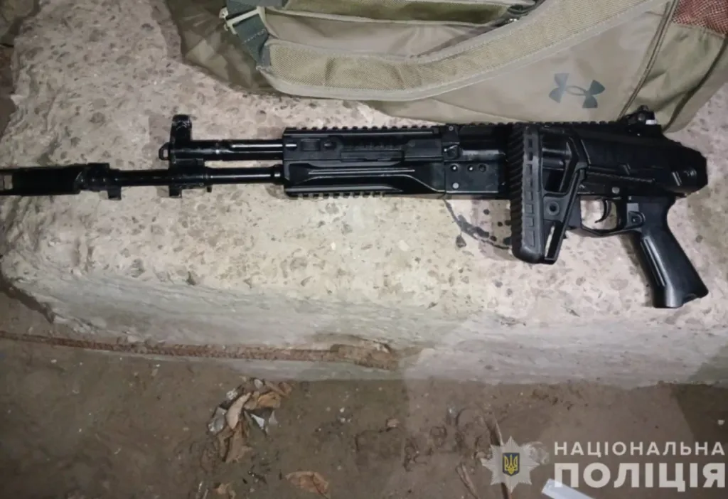 Мешканця Сум викрили на зберіганні зброї та наркотиків